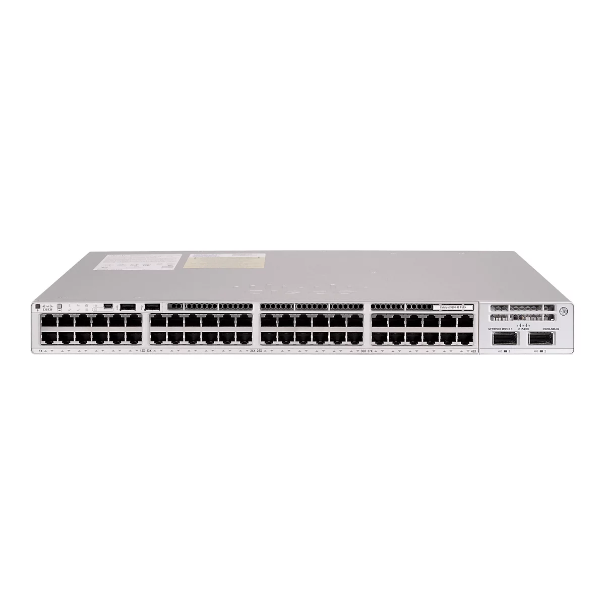 Un commutateur Cisco argenté avec de nombreux ports et étiquettes. L'appareil est posé sur un fond blanc.