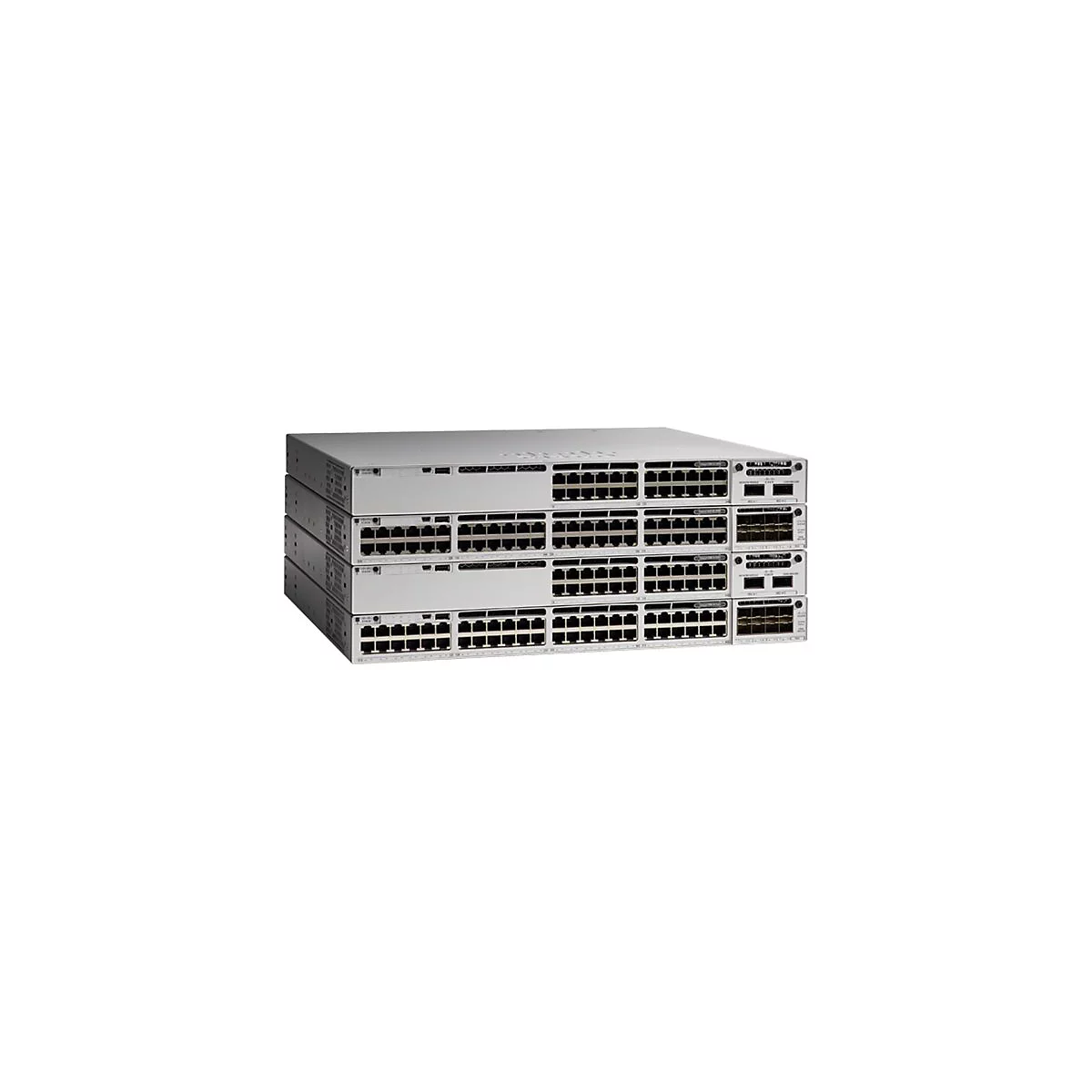 Plusieurs commutateurs réseau blancs empilés les uns sur les autres, avec de nombreux ports et affichages.