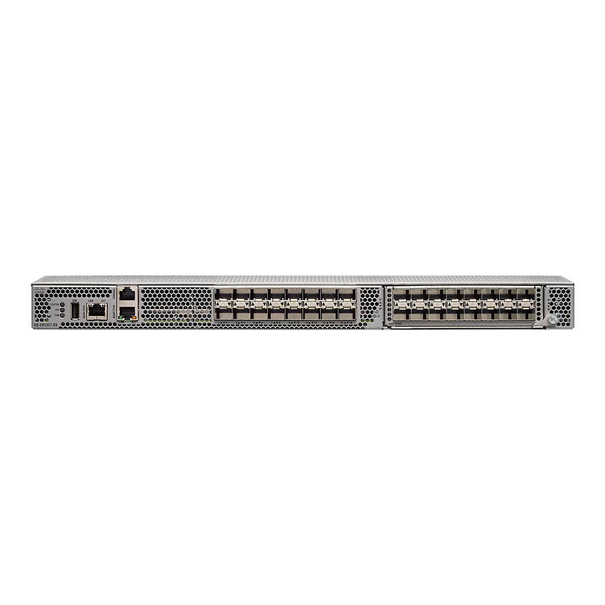 Ein silberfarbener Netzwerk-Switch mit zahlreichen Anschlüssen und Anzeigen, vor weißem Hintergrund. Der Switch hat mehrere Reihen von Anschlussöffnungen und Beschriftungen wie „CISCO“ und „DS-C9132T-K9“.