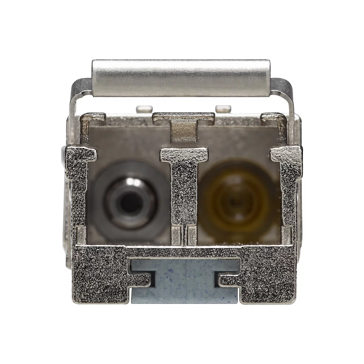 Nahaufnahme eines SFP-Transceivers. Der Stecker ist silberfarben, mit zwei Öffnungen, eine davon mit einer gelben Linse.