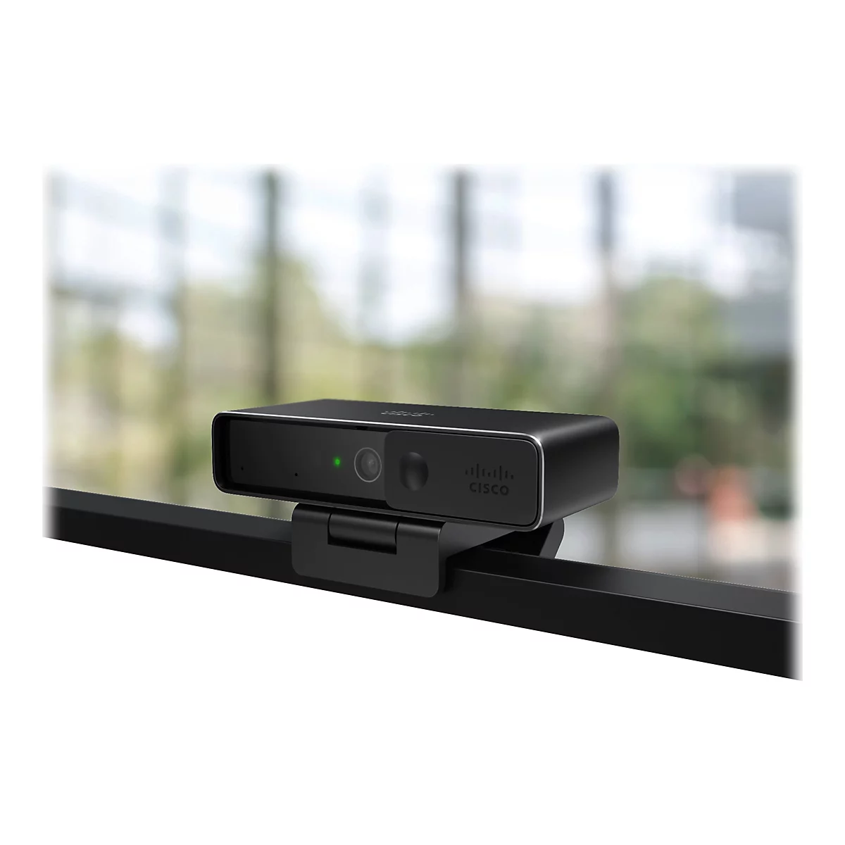 Schwarze Webcam mit Cisco-Logo, an Halterung befestigt. Grüne LED. Hintergrund unscharf.