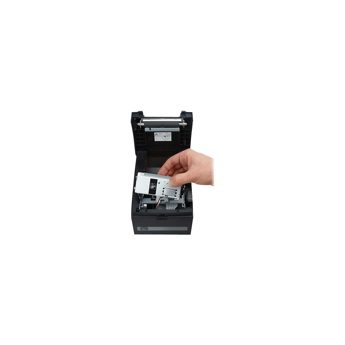 Hand hält eine Druckerkomponente über einen geöffneten Bondrucker. Der Drucker ist schwarz. Der Hintergrund ist weiß.