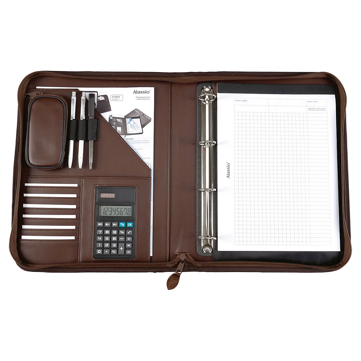 Mallette de documents en cuir marron ouverte. Contient des stylos, une calculatrice, un bloc-notes et une brochure.