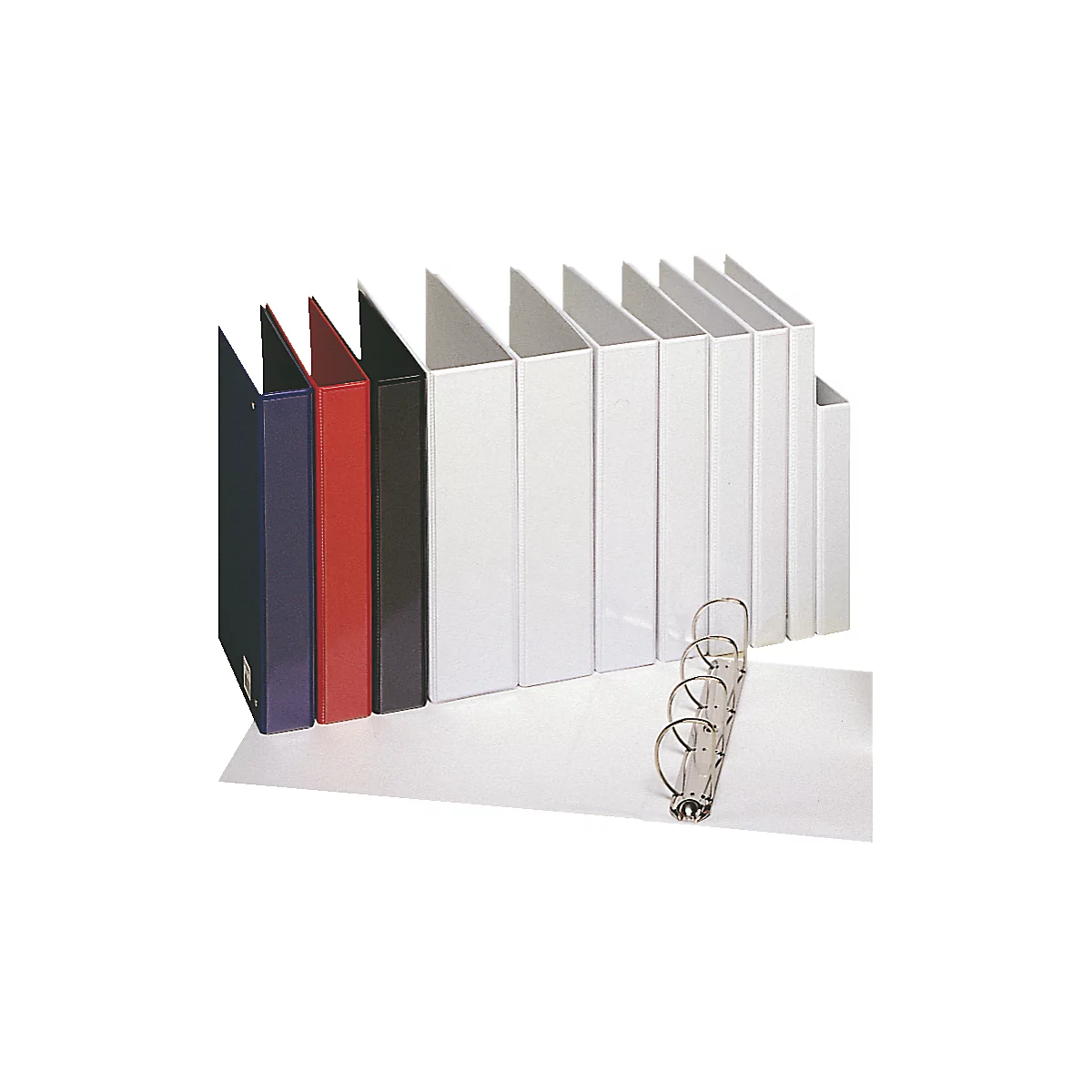 Plusieurs classeurs de différentes couleurs se tiennent sur une surface blanche. Au premier plan, les anneaux métalliques d'un classeur sont visibles.
