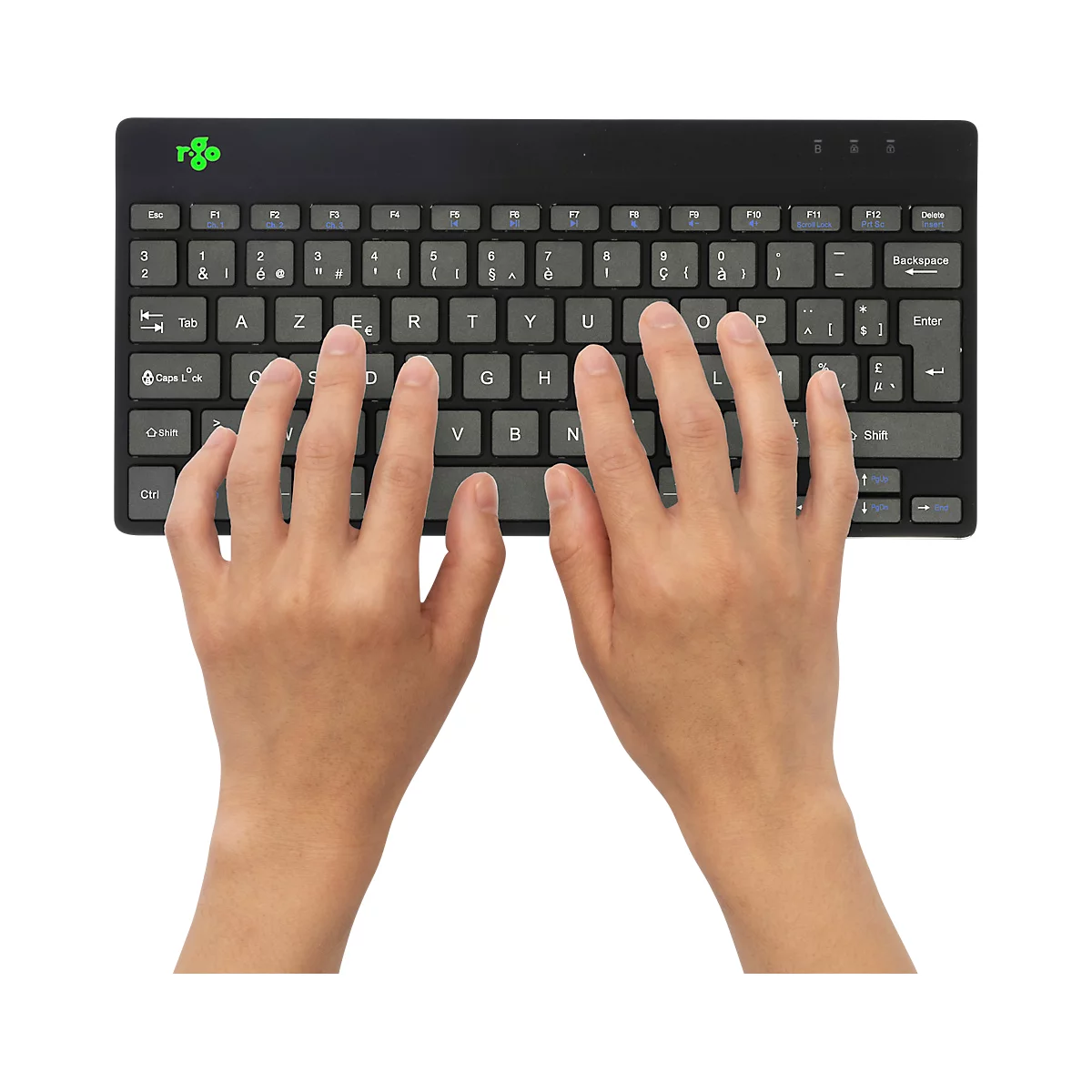 Mains tapant sur un clavier noir. Les touches sont étiquetées en gris et le fond est blanc.