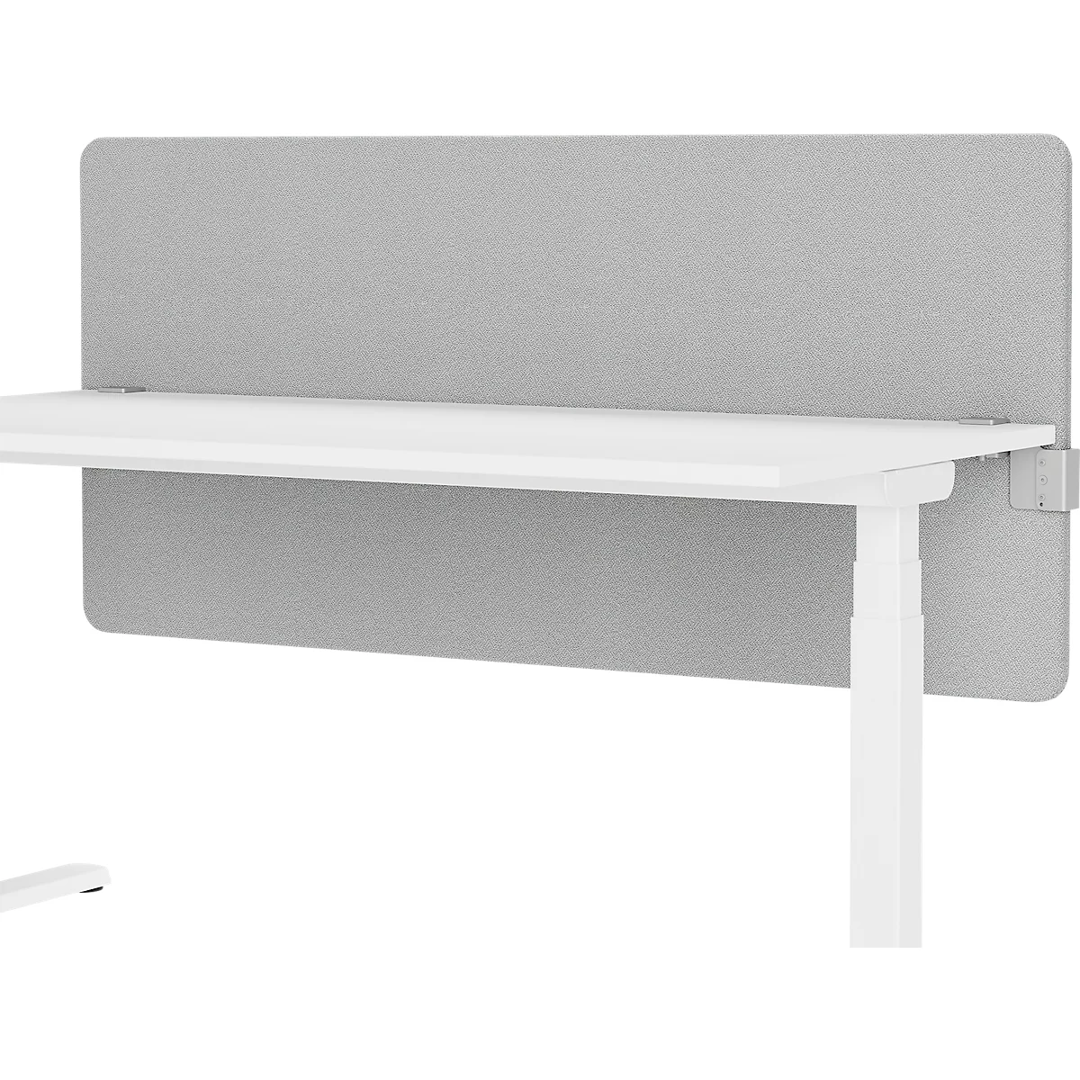 Bureau blanc avec panneau acoustique gris. Le panneau est fixé au bord du bureau. Le tout est devant un fond blanc.