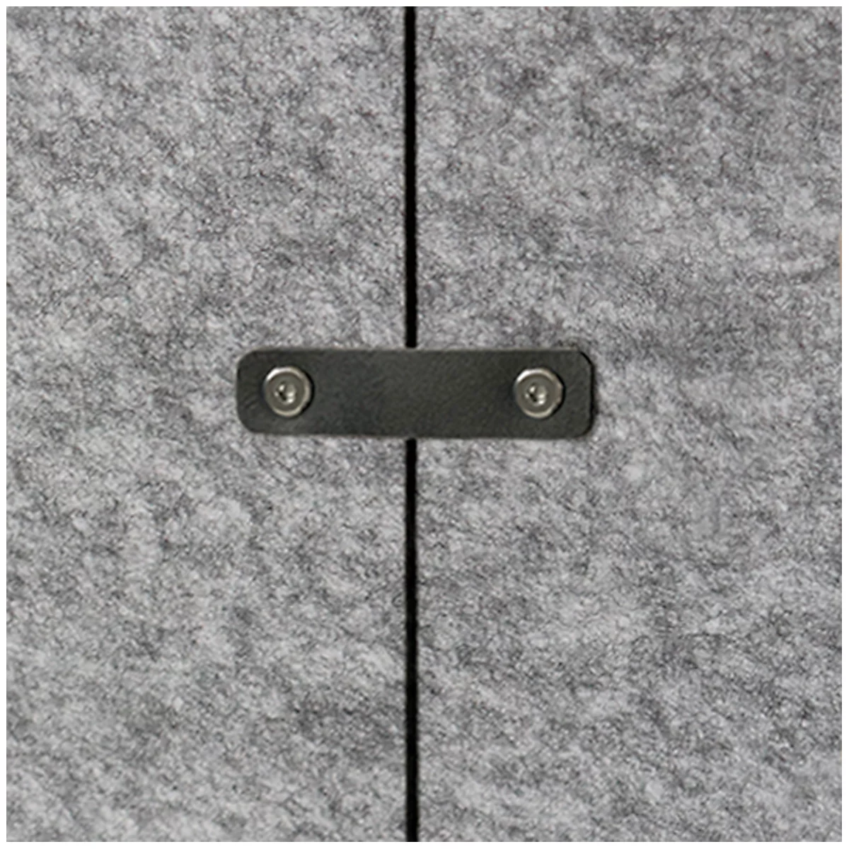 Gros plan : Panneaux de feutre gris reliés par une plaque métallique foncée, fixée avec des vis.