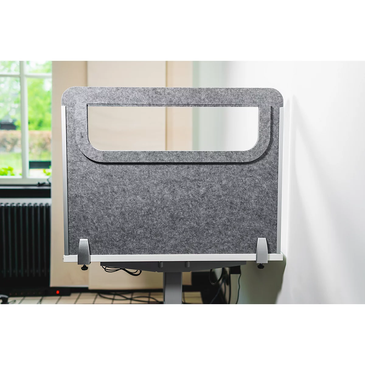 Fixation de bureau en feutre gris avec une fenêtre rectangulaire, fixée à un dessus de bureau blanc.