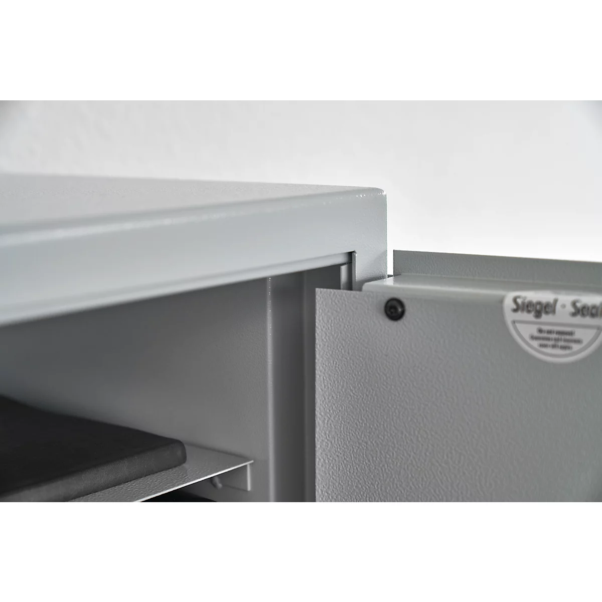 Coffre-fort de meubles Format Atlanta, 23 l, charnières à droite, serrure à double panneton, 2 clés, L 420 x P 380 x H 300 mm, gris clair RAL 7035