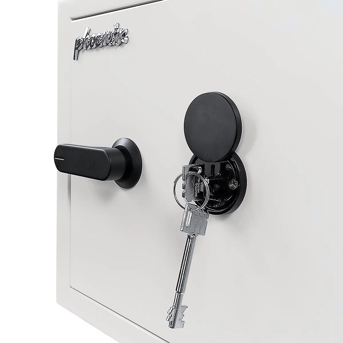 Gros plan sur la porte d'un coffre-fort blanc Phoenix avec une poignée noire et une clé insérée dans la serrure.