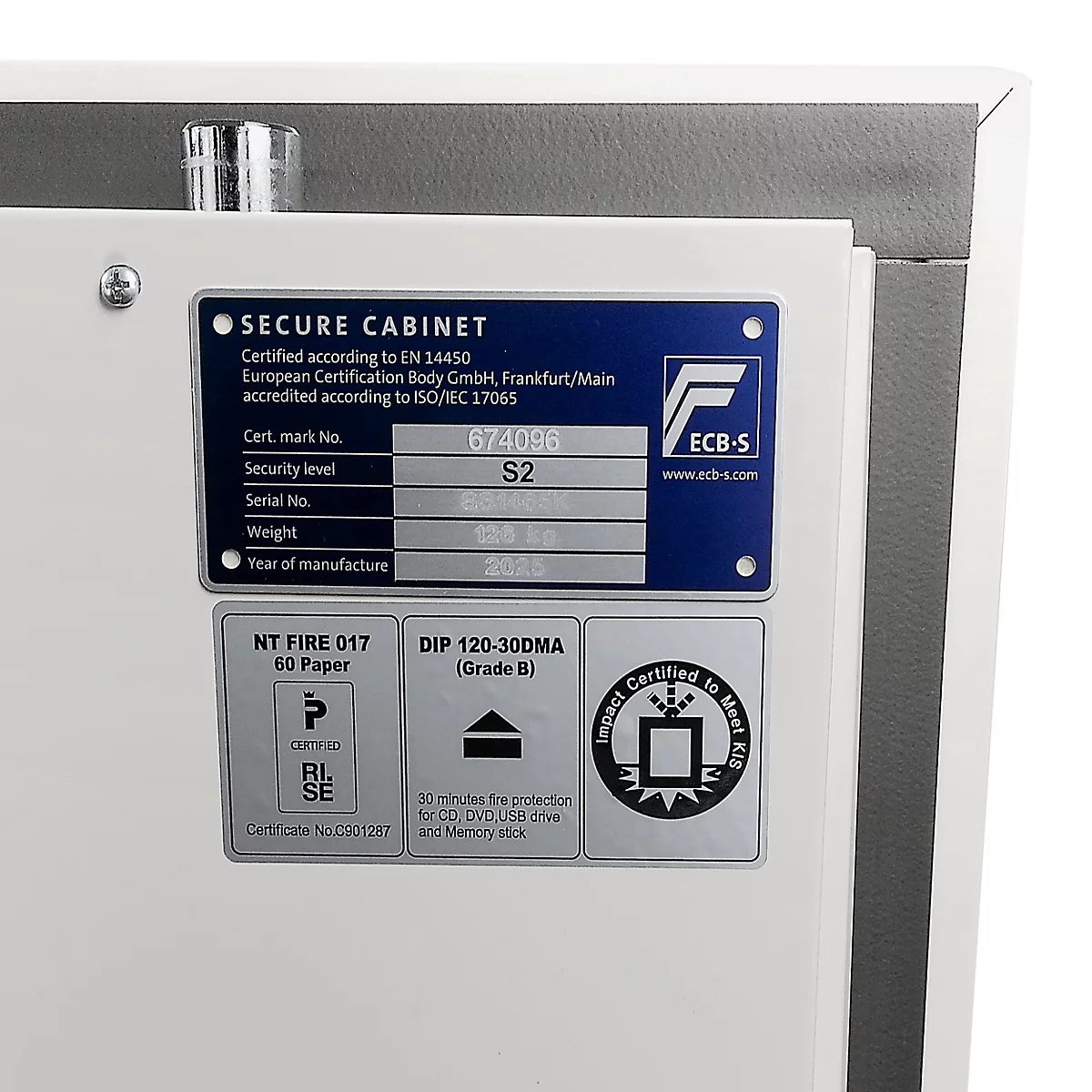 Étiquettes de certification sur la porte d'un coffre-fort blanc avec logo ECB-S et niveau de sécurité S2.