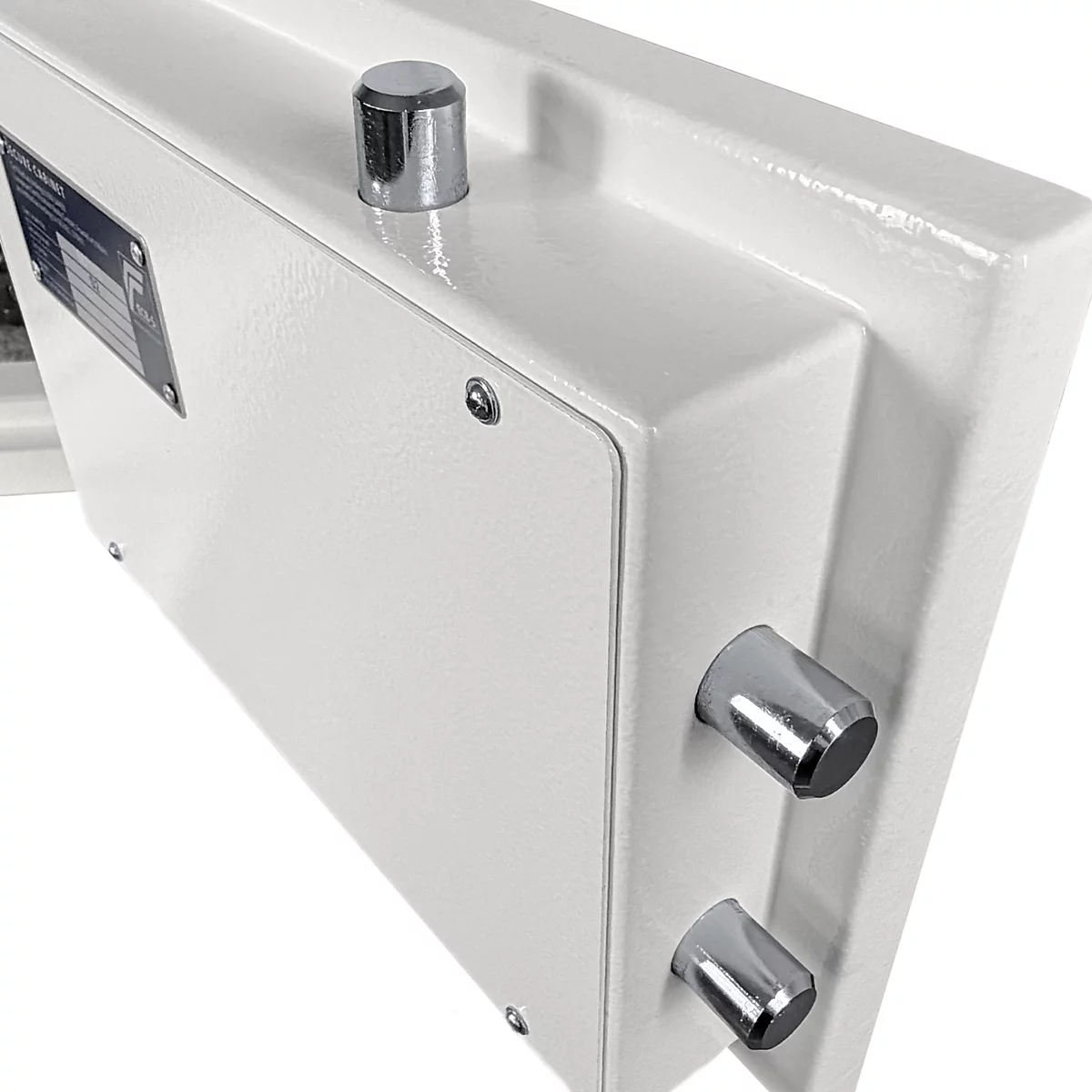 Gros plan d'une porte de coffre-fort blanche avec des pênes cylindriques chromés et brillants déployés.