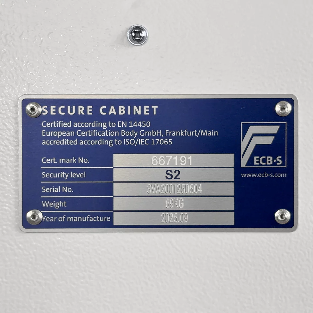 Plaque signalétique bleue d'une SECURE CABINET avec certification ECB-S, niveau de sécurité S2 et année 2025.09.