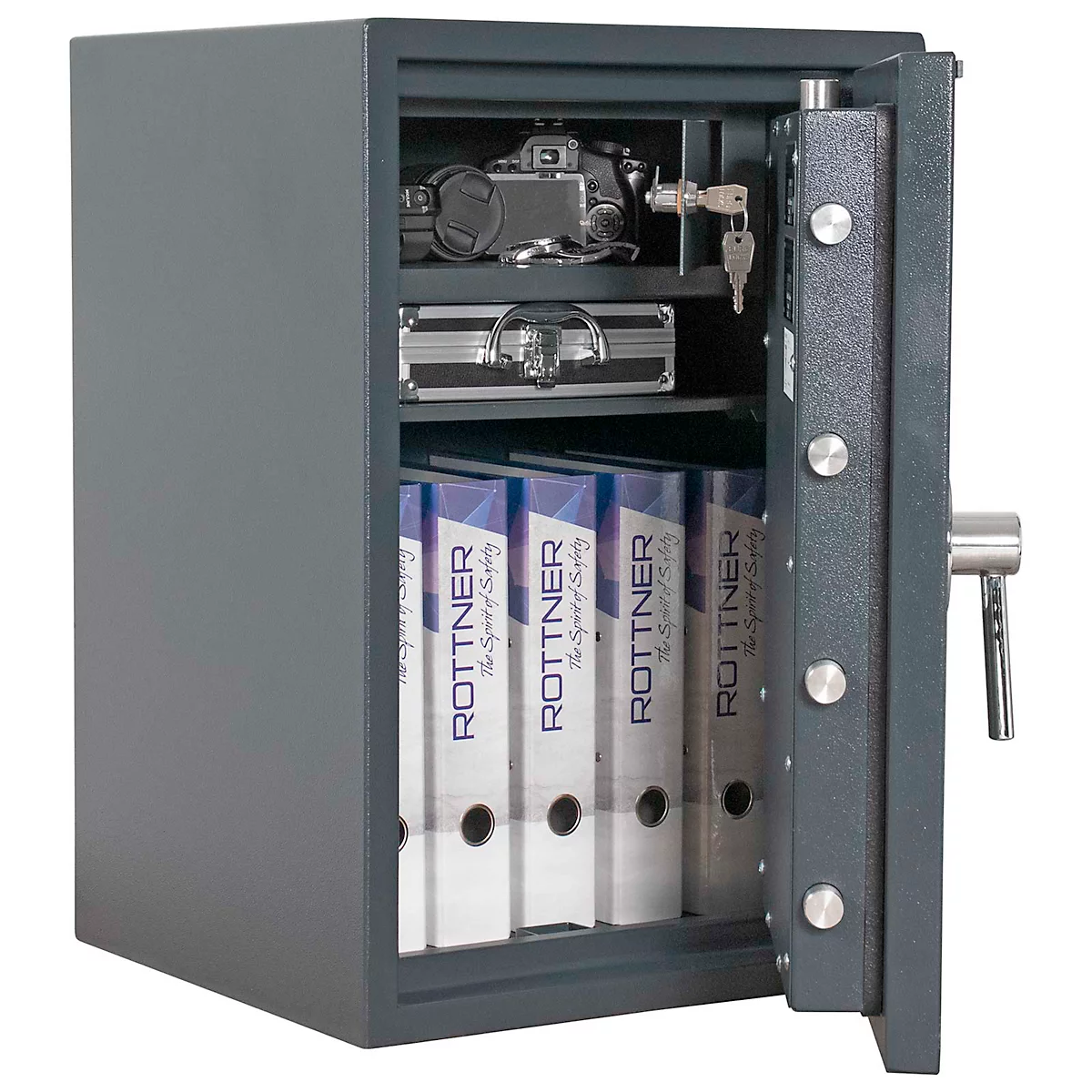 Coffre-fort en acier ouvert avec contenu : dossiers, appareil photo, porte-documents. Coffre-fort gris, serrure et clés visibles.