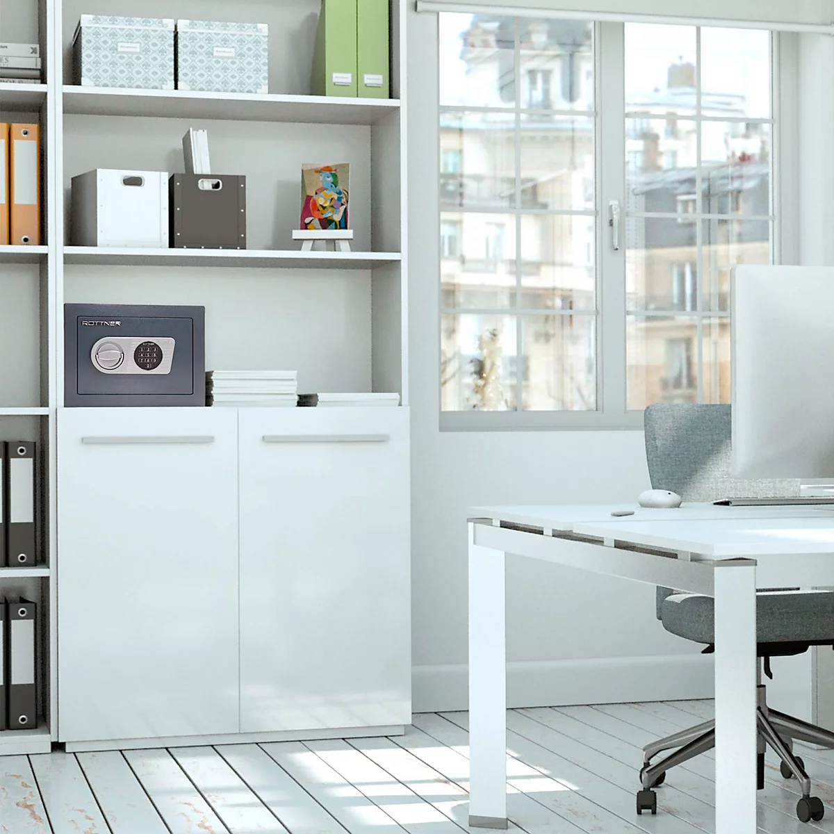 Bureau avec bureau, chaise, étagères avec dossiers et coffre-fort. Fenêtre avec vue sur un immeuble.