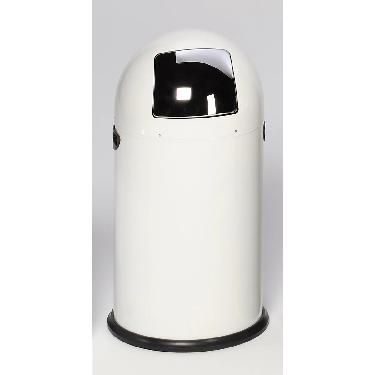 Poubelle blanche avec couvercle noir et base noire. Le couvercle a une ouverture rectangulaire. Surface brillante.
