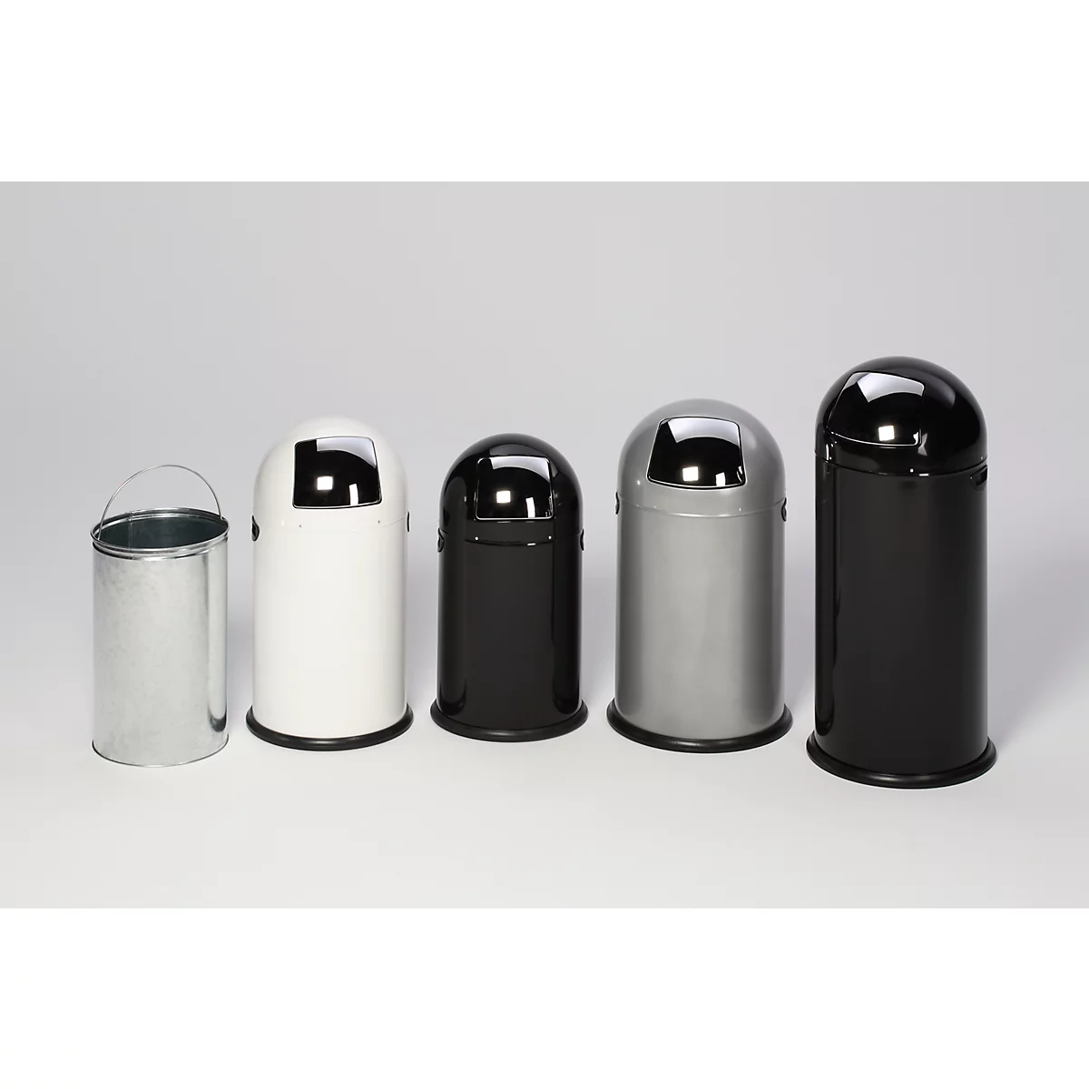 Rangée de poubelles de différentes tailles et couleurs sur fond blanc.