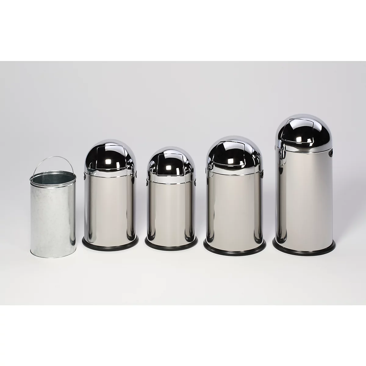 Cinq poubelles de différentes tailles, sur fond blanc. La première est un seau en zinc avec une poignée.