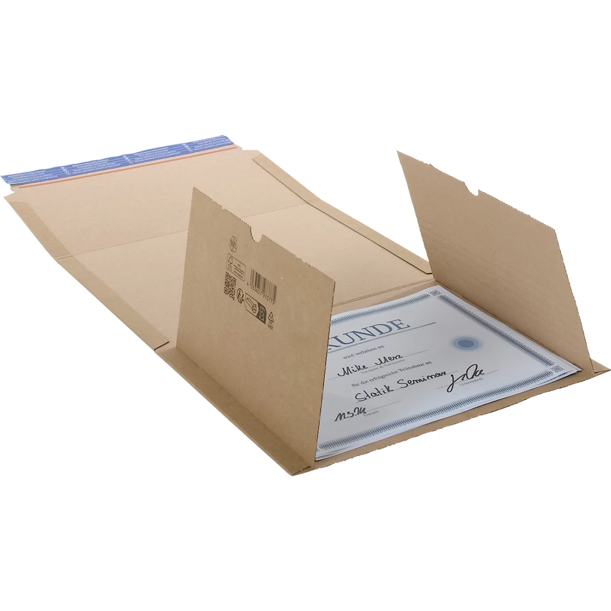 Gros plan d'une boîte en carton marron ouverte avec une cloison ondulée debout.