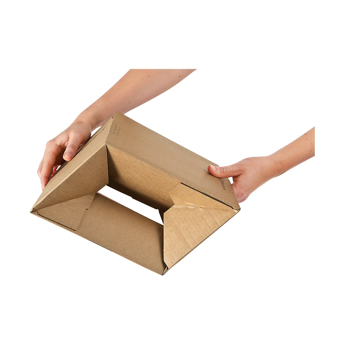Hände falten einen flachen Karton zu einem eckigen Paket zusammen.