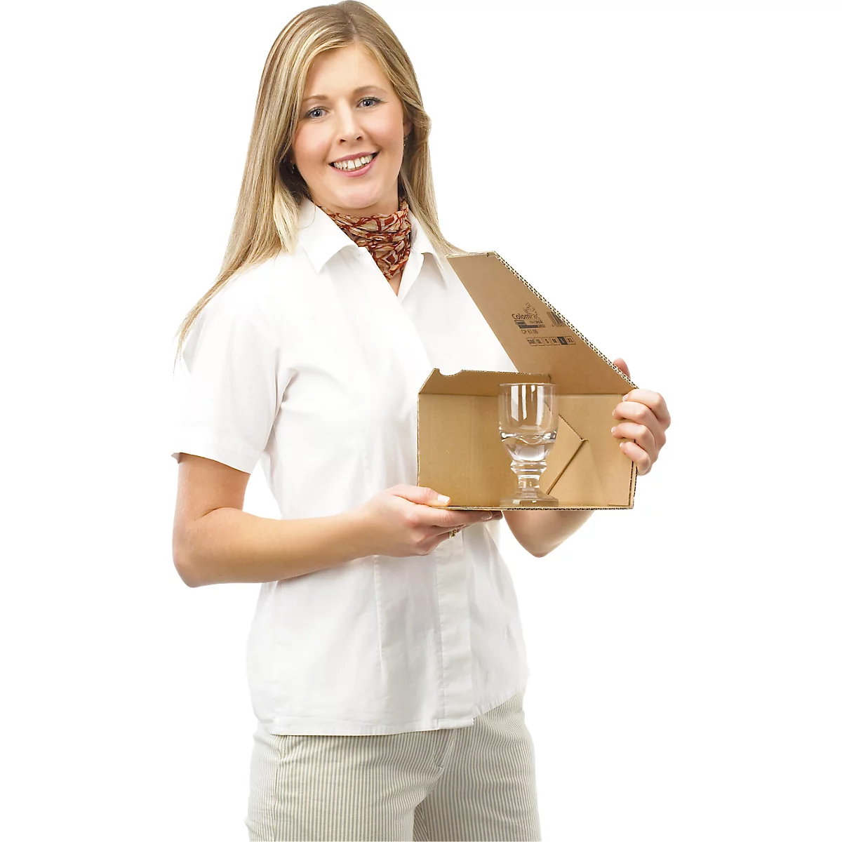 Een glimlachende vrouw houdt een glas in een stevige kartonnen verpakking tegen een witte achtergrond.