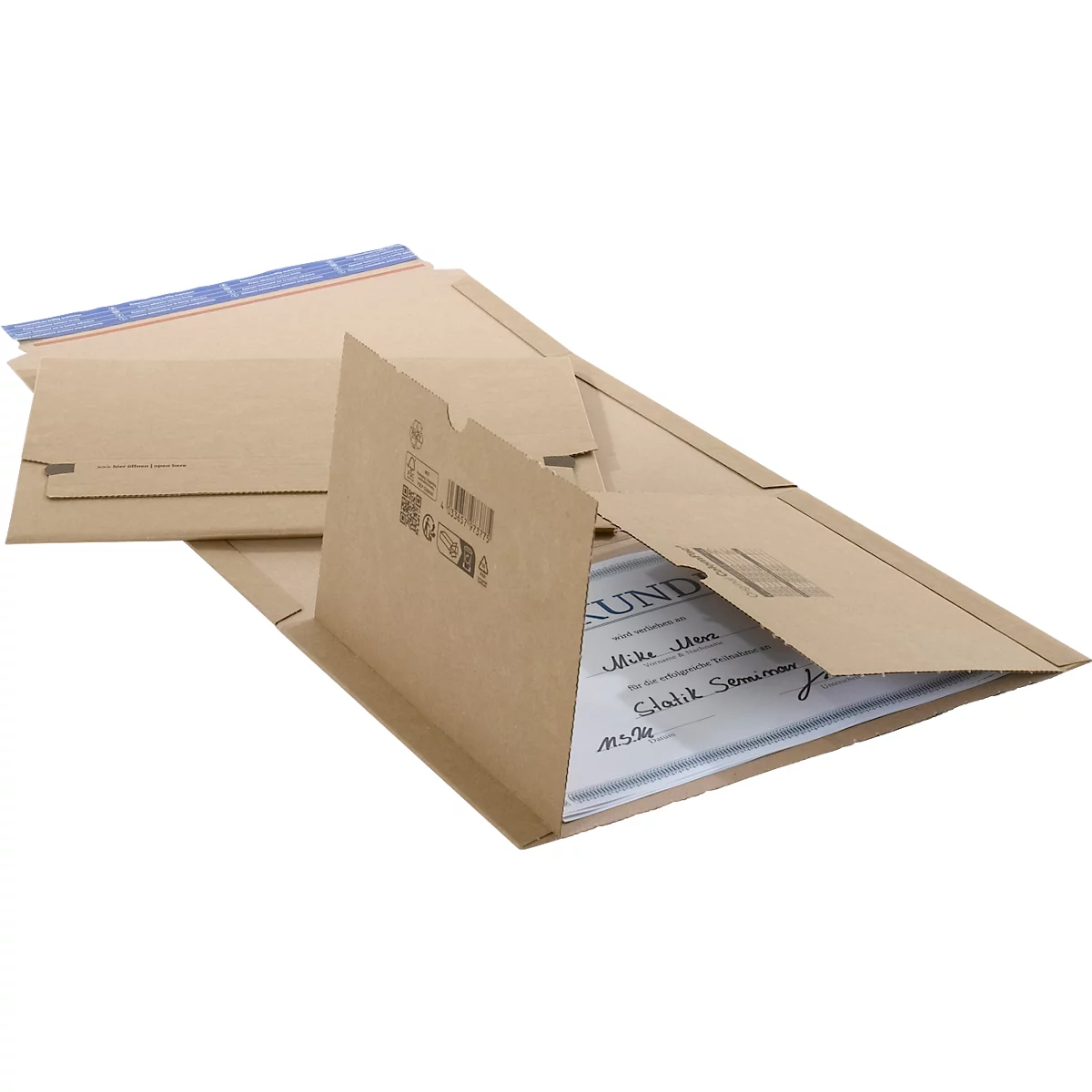 Geöffnete Pappschachtel mit zwei Büchern. Der Deckel der Schachtel ist hochgeklappt, der Karton ist braun.