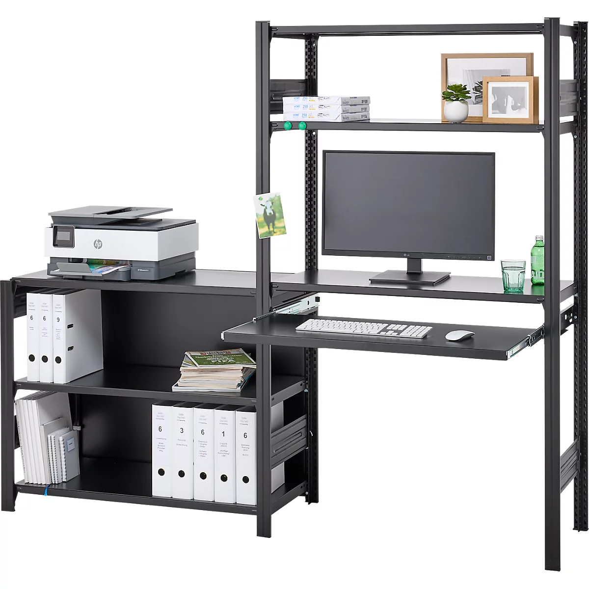 Bureau de bureau noir avec imprimante, moniteur et dossiers. Un verre, une plante et une image sont également sur la table.