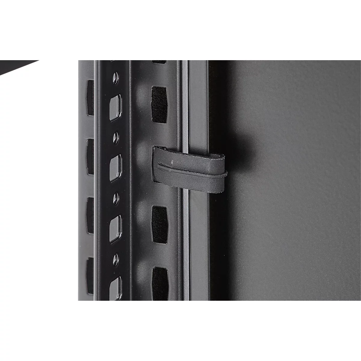 Gros plan d'un élément métallique noir avec une sangle de fixation. Il est fixé à une construction métallique.