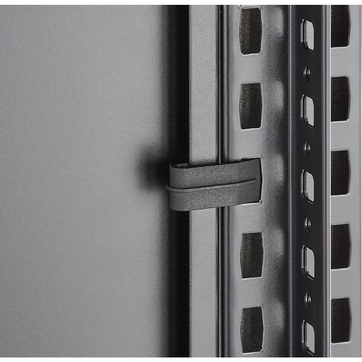 Structure métallique grise avec clip de fixation.