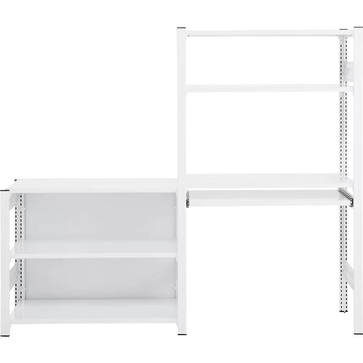 Étagère blanche avec bureau. L'étagère est composée de plusieurs niveaux. Elle repose sur un fond blanc.