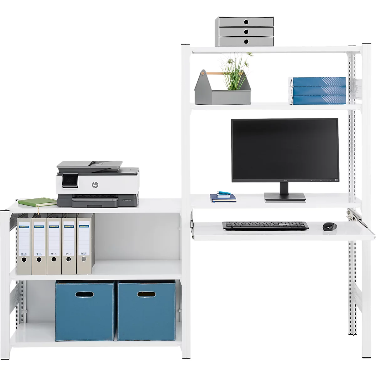 Bureau de bureau blanc avec imprimante, écran, compartiments de rangement et chemises de classement. Il y a aussi des boîtes bleues et une plante sur le bureau.