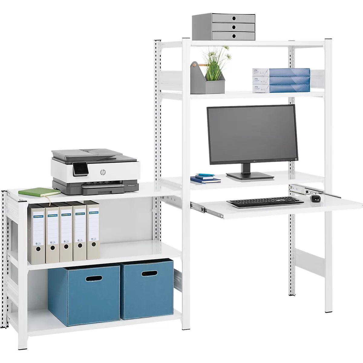 Étagère de bureau blanche avec imprimante, moniteur et bureau. Les étagères contiennent des classeurs et des boîtes bleues.