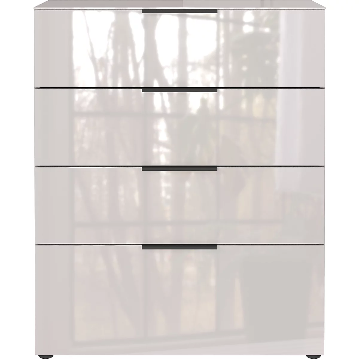 Commode blanche brillante avec quatre tiroirs et des poignées noires. Reflets d'arbres sur la surface.