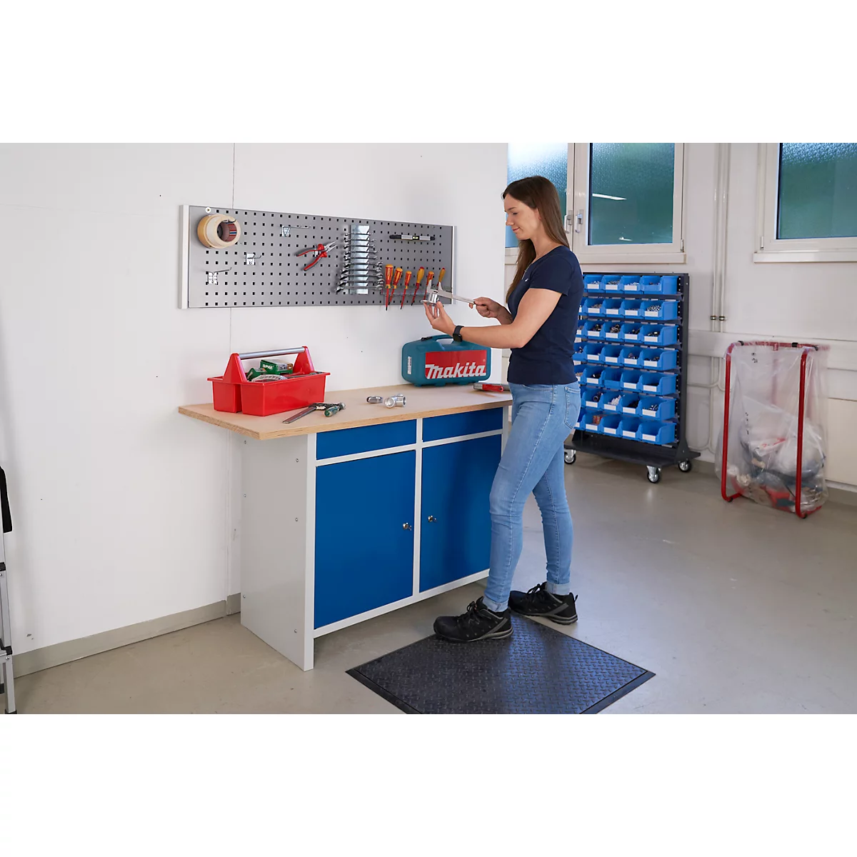 Compacte werkbank Easy met 2 scharniere vleugeldeuren en 2 schuifladen, B 1400 x D 600 x H 840 mm, grijs/gentiaanblauw