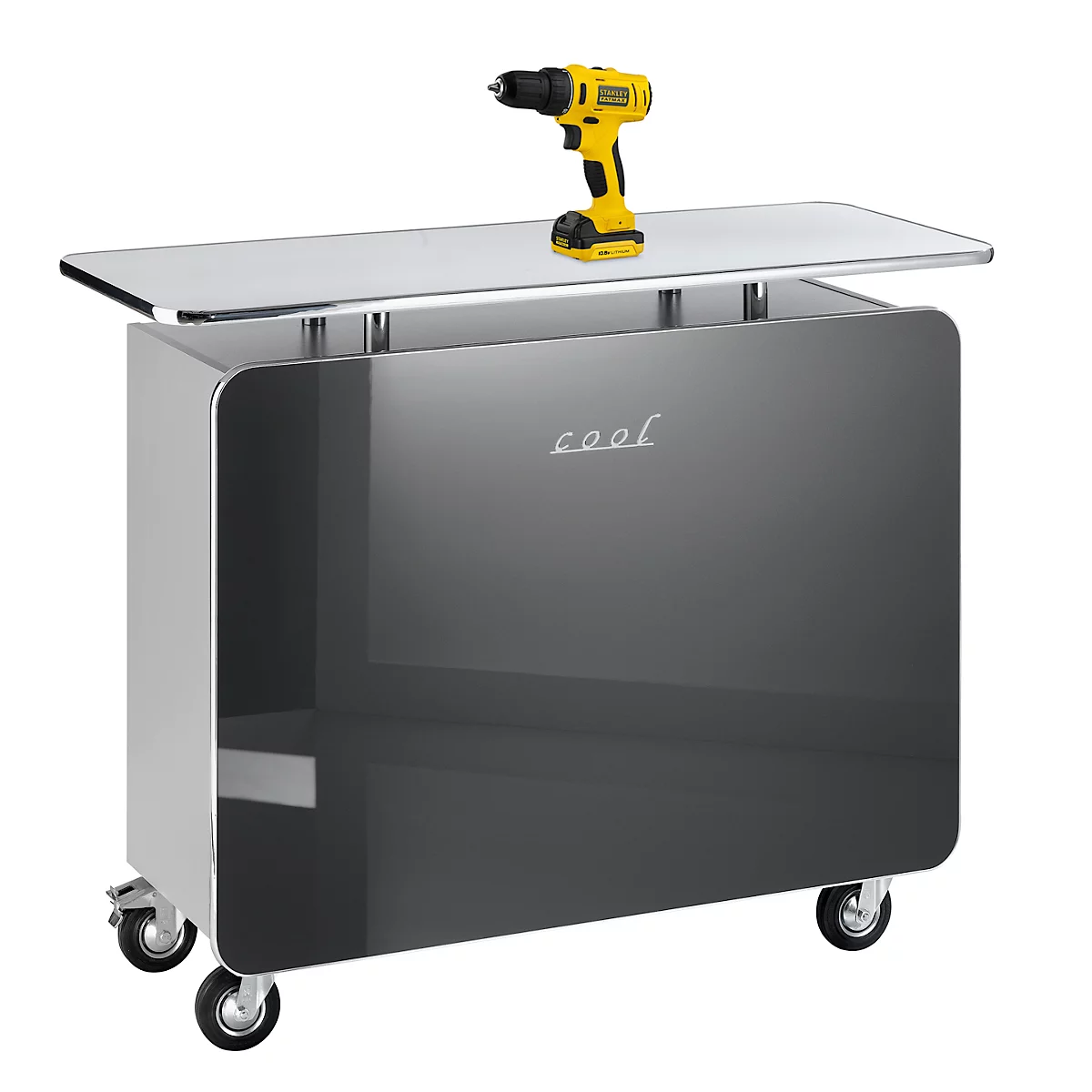 Un meuble gris à roulettes avec des bords argentés et un plateau en verre, sur lequel se trouve une perceuse jaune. Le mot "cool" est gravé sur le devant.