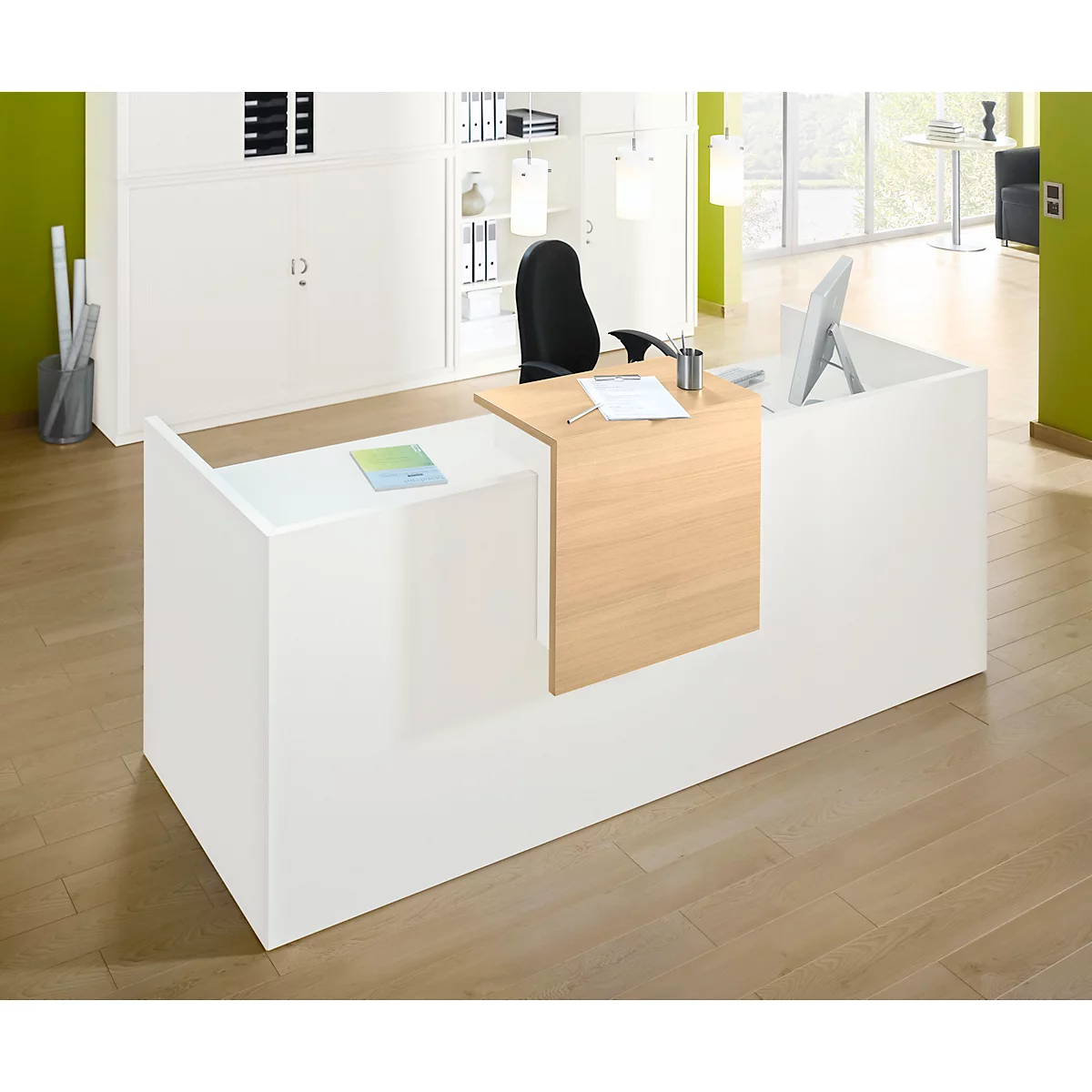 Réception blanche avec applications en bois et chaise de bureau. Armoires blanches et fenêtres en arrière-plan.