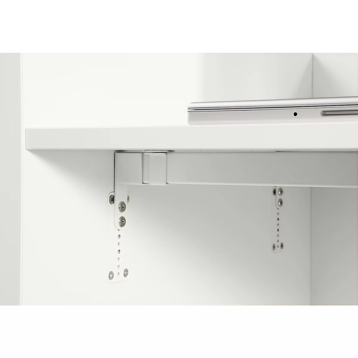 Gros plan : étagère blanche avec support métallique, fixée au mur.