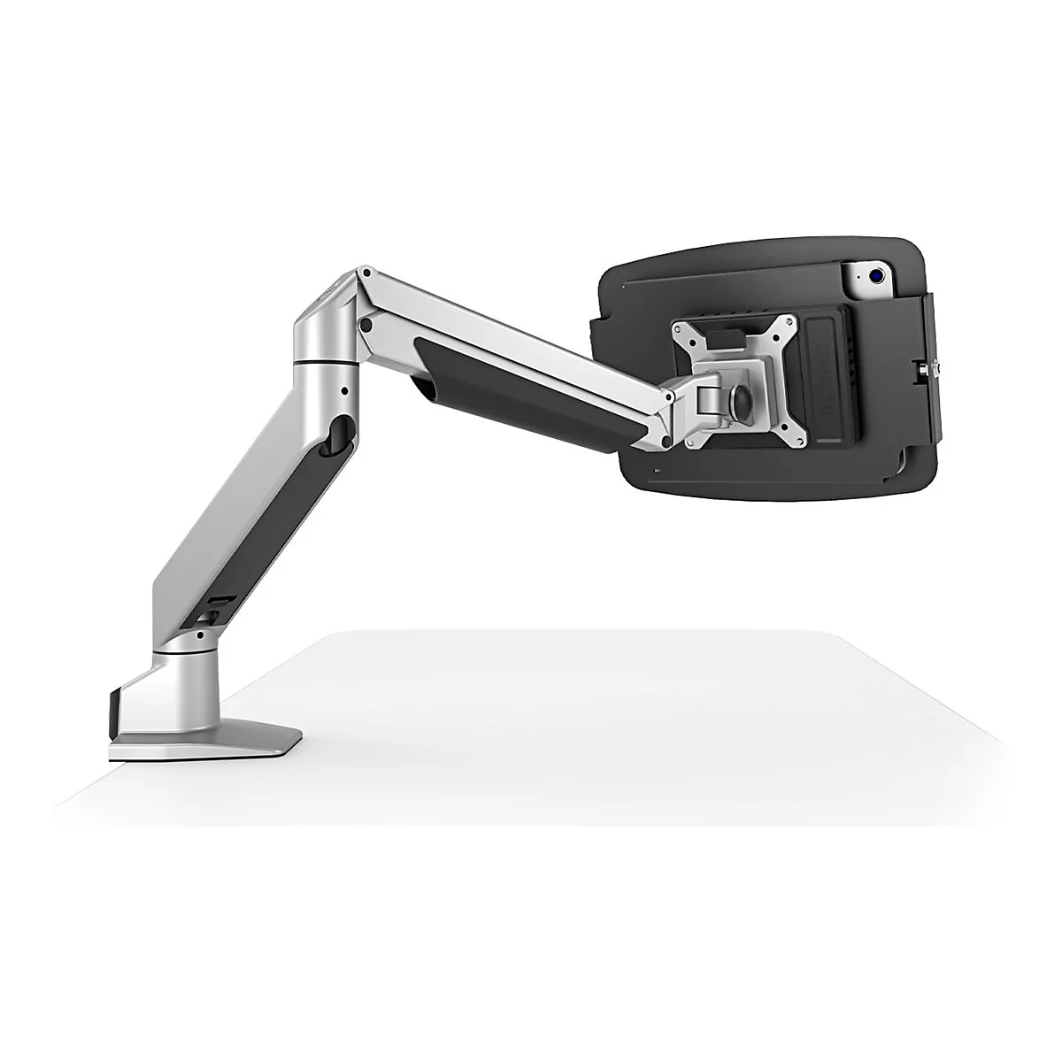 Silberner Monitorarm mit Tablet-Halterung, auf weißem Schreibtisch. Das Tablet ist im Halter befestigt. Gelenke zur flexiblen Ausrichtung.