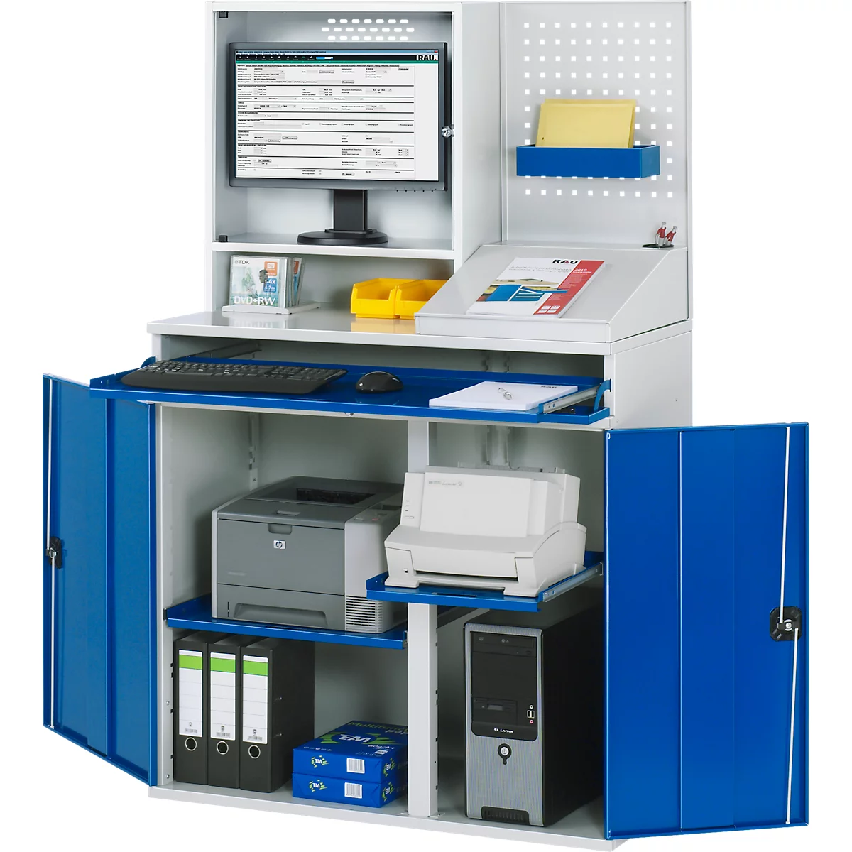Büroschrank mit Computerbildschirm, Tastatur, Druckern, Ordnern, PC, blau/weißer Farbe.