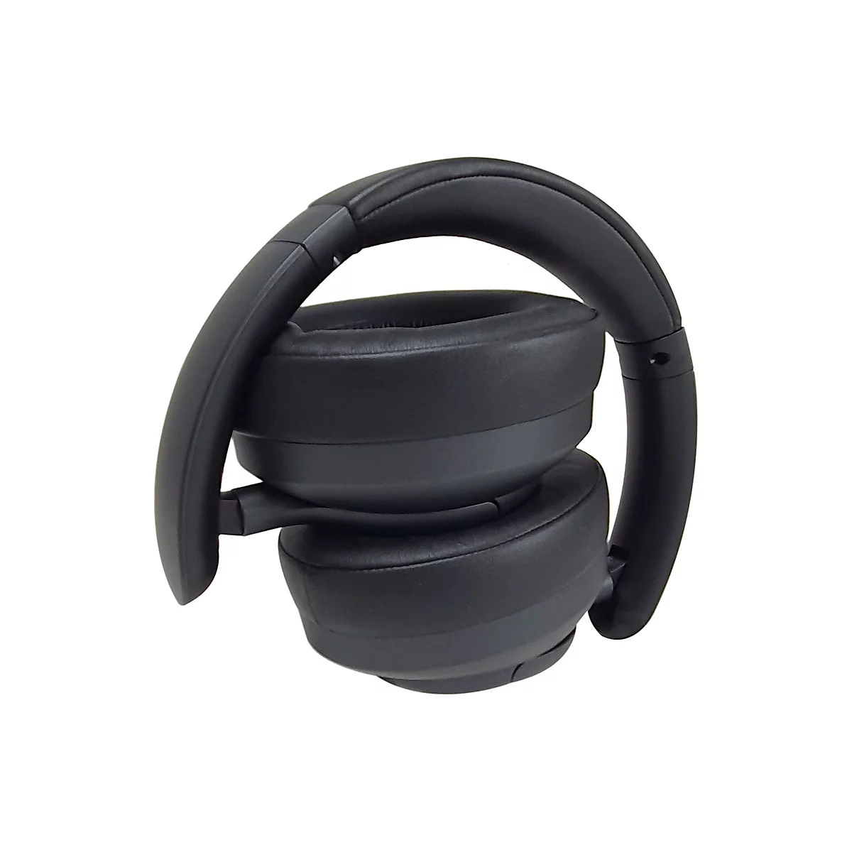 Zusammengeklappte schwarze Over-Ear-Kopfhörer vor weißem Hintergrund.