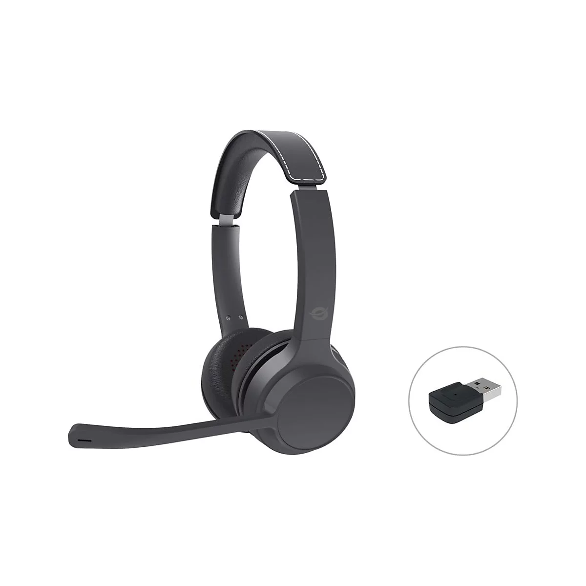 Schwarzes On-Ear-Headset mit ausklappbarem Mikrofonarm und separatem USB-Dongle auf weißem Hintergrund.