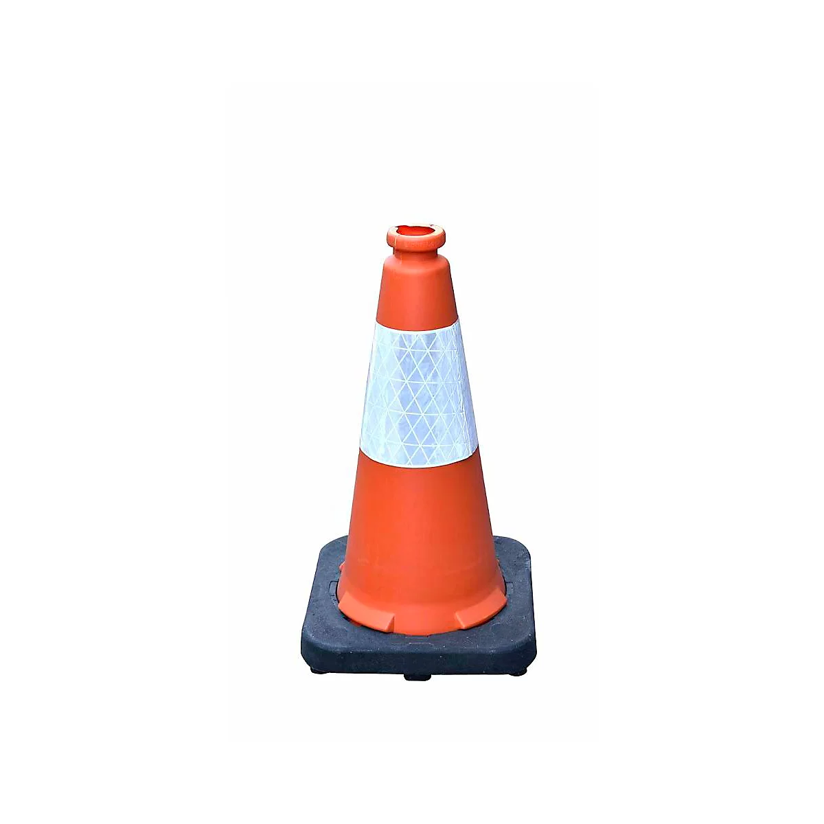 Cône de signalisation orange avec une bande réfléchissante blanche sur une base carrée noire.