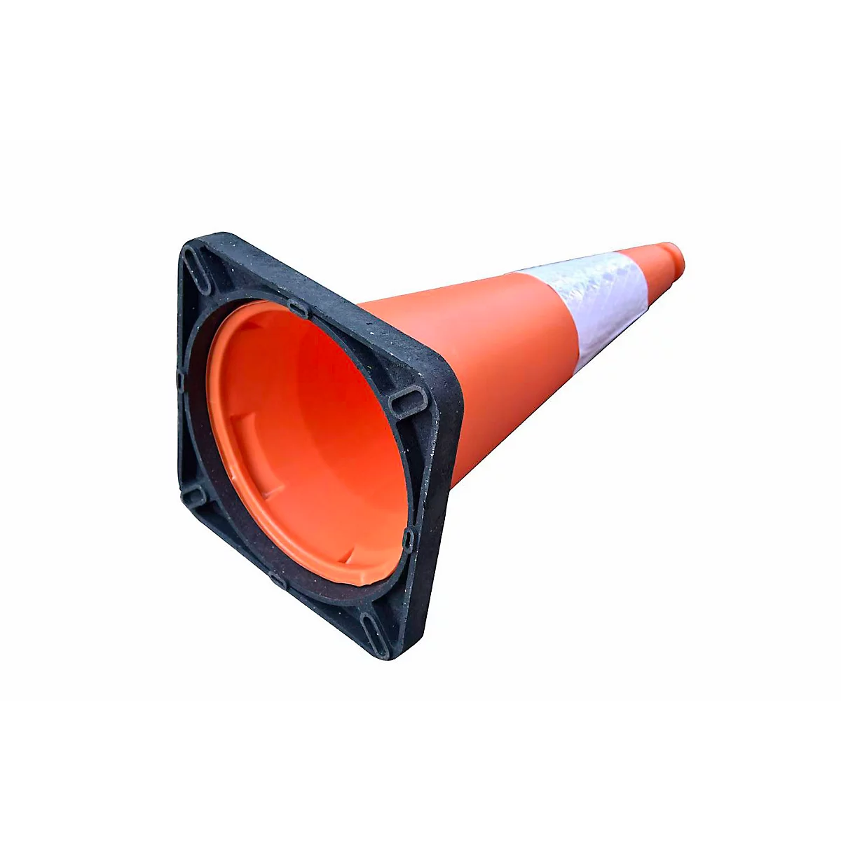 Un cône de signalisation orange vif couché avec une base carrée noire sur fond blanc.