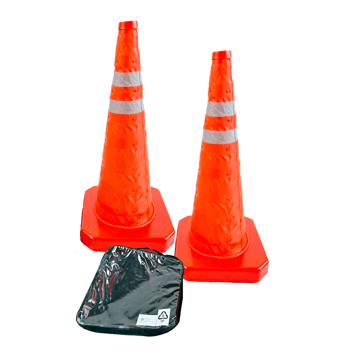 Deux cônes de signalisation orange pliables avec des bandes réfléchissantes sur fond blanc avec un sac noir.