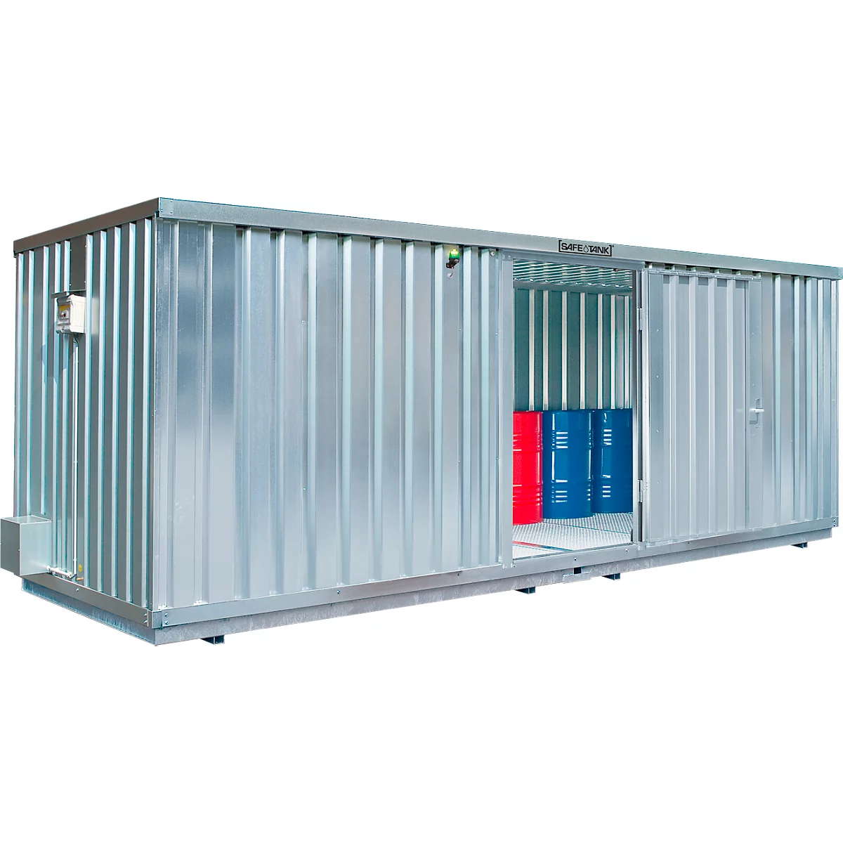 Metalen container met open schuifdeur. Rode en blauwe vaten binnenin.