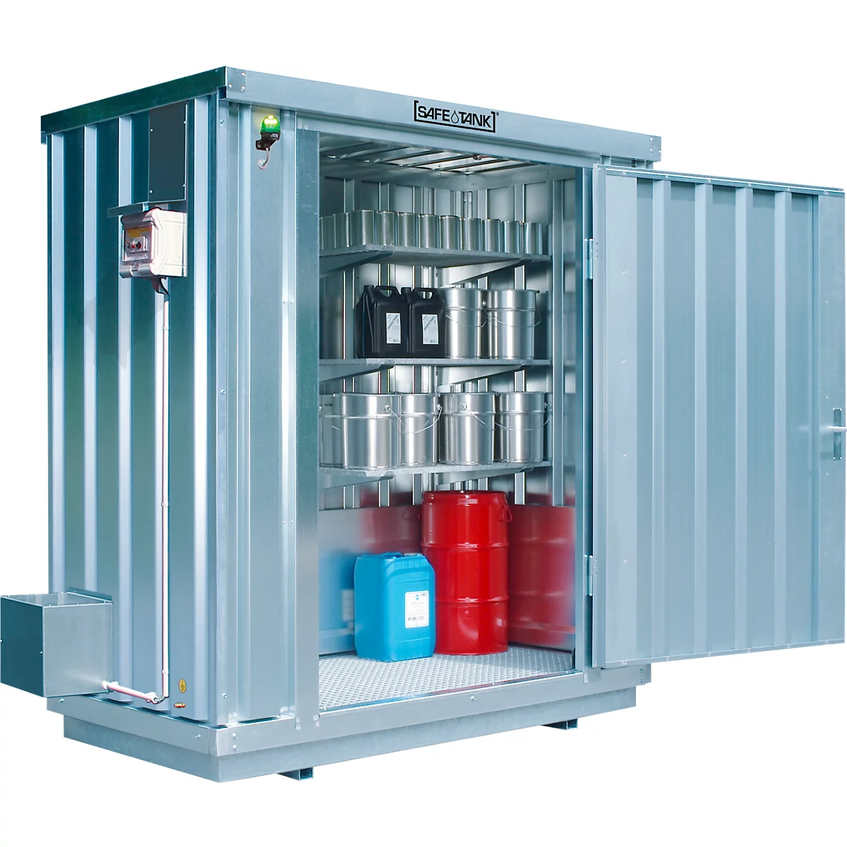 Metalen kast met open deur, gevuld met vaten en jerrycans. Op de kast staat "SAFE TANK".