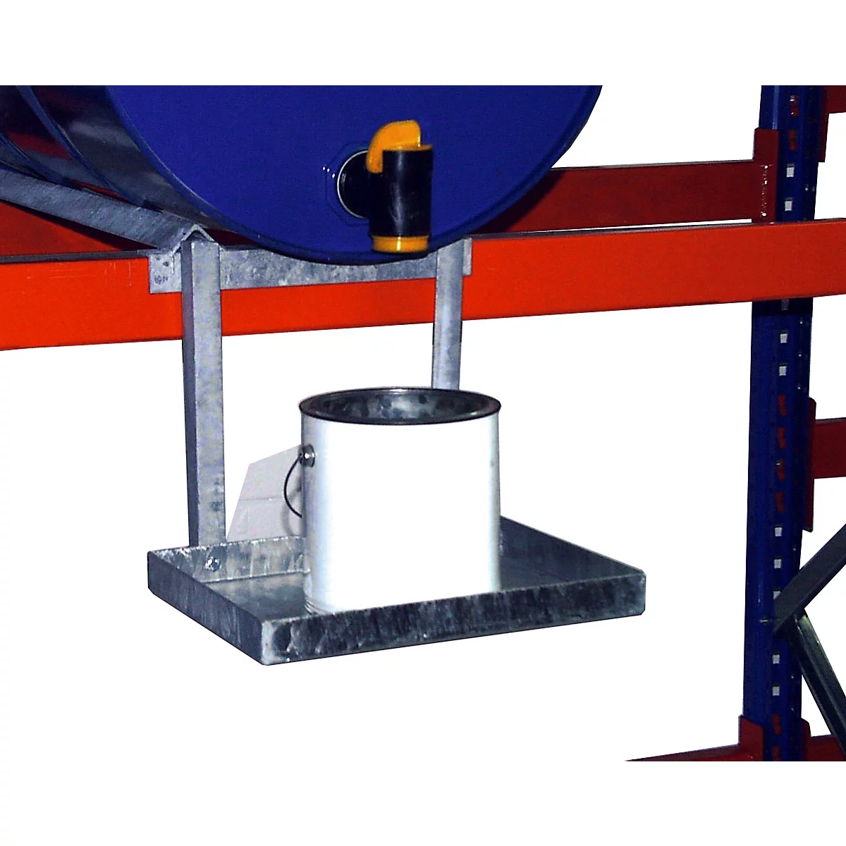 Blauwe vatenkraan met opvangemmer op een plank. Vat met gele kraan en witte emmer.