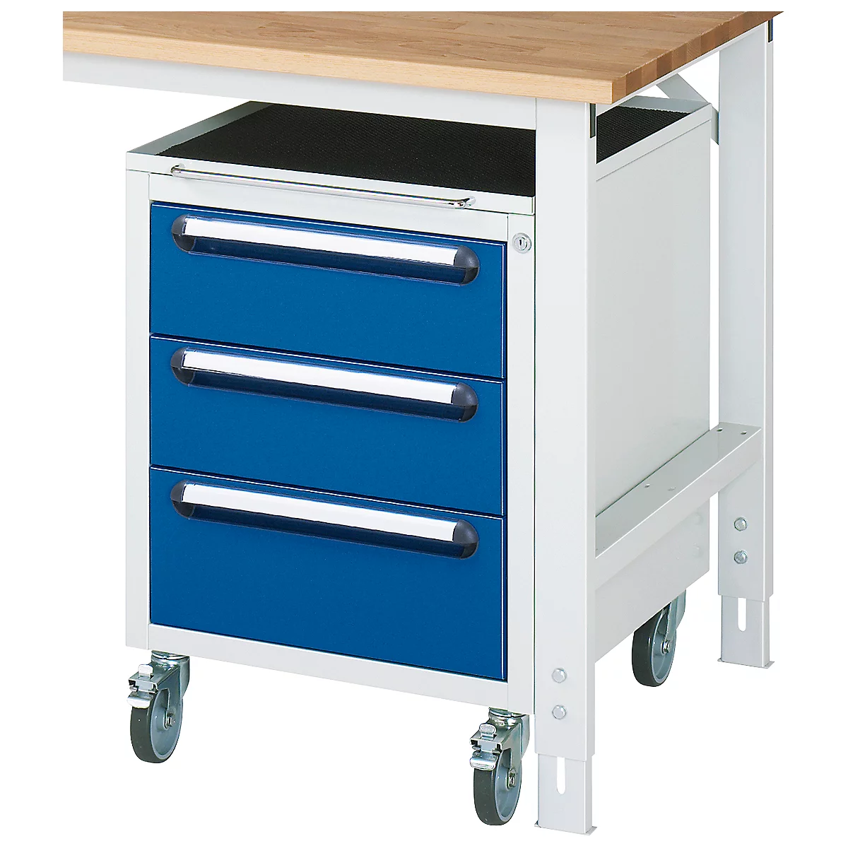 Cajonera pintada de azul con tres cajones, ruedas y debajo de un banco de trabajo de madera. Cajones con tiradores plateados.