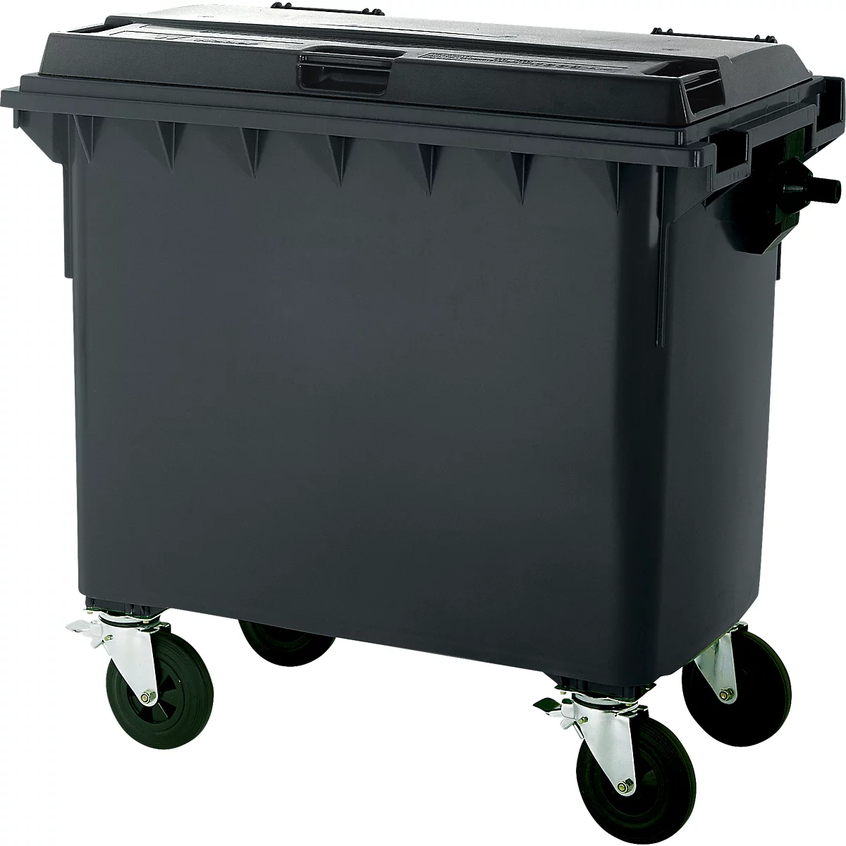 Contenedor de basura gris oscuro con tapa sobre cuatro ruedas. El contenedor está ligeramente inclinado, la tapa está cerrada.