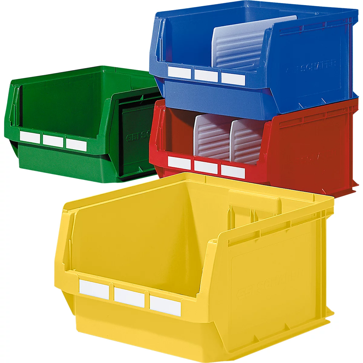 Contenedores de plástico de varios colores, azul, rojo, verde y amarillo. Las cajas tienen etiquetas en blanco.